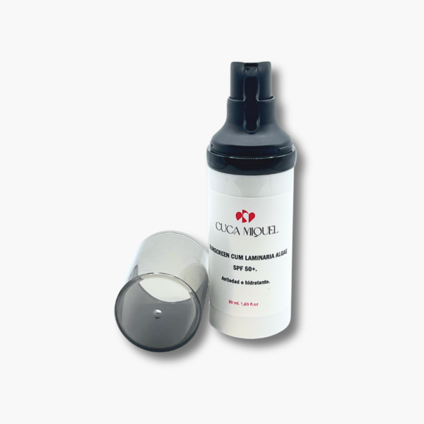 Protector solar Cum Laminaria Algae con protección UVA, UVB y luz azul (HEV), ideal para prevenir el envejecimiento prematuro.